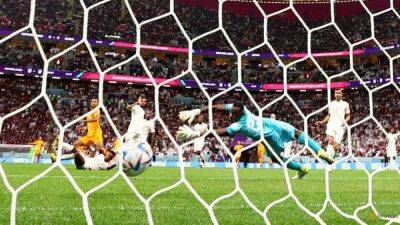 Davy Klaassen - Cody Gakpo - Netherlands lead Qatar 1-0 at halftime - channelnewsasia.com - Qatar - Netherlands