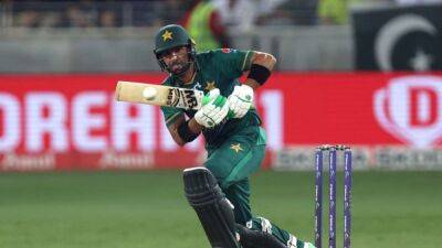 Pakistan keep hopes live by ending South Africa's unbeaten run
