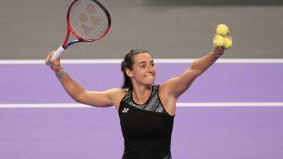 Garcia survives three-set epic to reach semis of WTA Finals