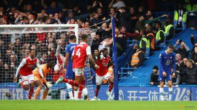 Gabriel goal at Chelsea sends Arsenal back to the top