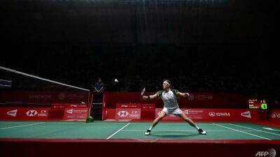 Shaky Axelsen through to badminton World Tour Finals decider