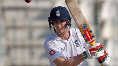 England all out for 275, Pakistan chase 355
