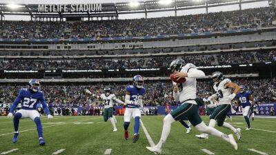NFL: Eagles dispatch Giants to clinch playoff spot