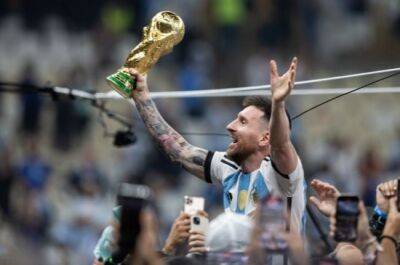 Lionel Messi - Peter Drury - WATCH | 'Out of Maradona's shadow' - Peter Drury encapsulates moment Messi lifts World Cup - news24.com - Qatar - France - Argentina