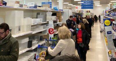 Massive queues in supermarkets around Wales as shoppers pick up last minute items for Christmas Day - walesonline.co.uk - county Cross