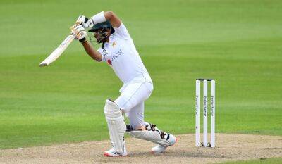 Azam, Sarfaraz punish sloppy New Zealand in first Test