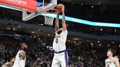 NBA roundup: Lakers' stars shine in victory over Bucks
