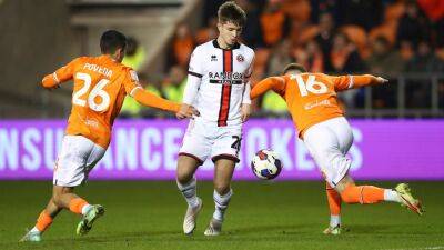Championship: Sheffield United draw level with Burnley after win at Blackpool