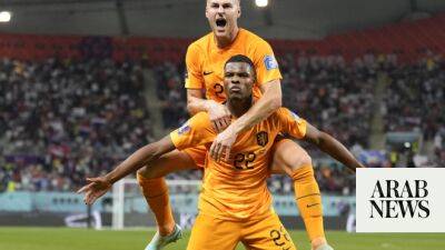 Dumfries gets kissed as Oranje reach World Cup quarterfinals