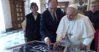 Lionel Messi - Cristiano Ronaldo's mum copies Lionel Messi's gift to the Pope - and snubs Man Utd - msn.com - Manchester - France - Portugal - Argentina