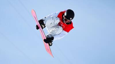 Shaun White - Scotty James - Japan's Ayumu Hirano wins men's snowboard halfpipe gold; Shaun White places fourth in final Olympics competition - espn.com - Switzerland - Australia - Beijing - Japan
