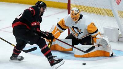 DeSmith, Penguins shut out Senators; Crosby still stuck on 499