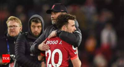 Diogo Jota's double keeps Liverpool in Premier League title hunt, 10-man Arsenal win at Wolverhampton