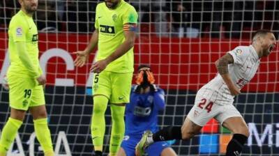 Sevilla win to close in on Real Madrid