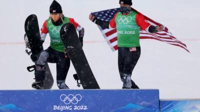Snowboarding-Old is gold, Americans say experience counts at Games