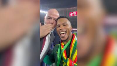 El momentazo en la celebración de la Copa África: Infantino, Keita Baldé y el beso a la cámara