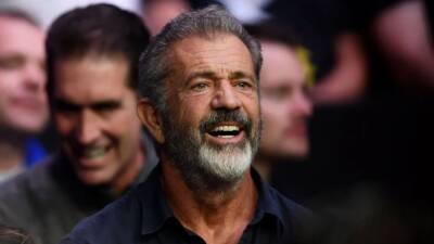 El surrealista encuentro entre un tiktoker y Mel Gibson en una gasolinera: “Qué pasa si te robo”