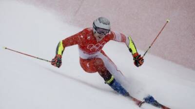 Alpine skiing-Odermatt has narrow lead in driving snow