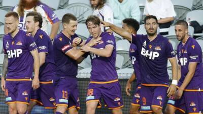 Daniel Sturridge - Jason Cummings - Glory snatch desperate draw with Mariners - 7news.com.au