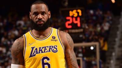 Watch LeBron pass Kareem for most points scored all-time (regular season + playoffs)