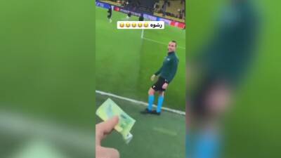 Intenta comprar a un árbitro en directo y se hace totalmente viral: los presentes alucinaron... - en.as.com - Madrid
