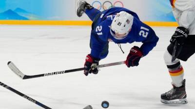 Team USA holds off Germany, wins Group A in men's ice hockey