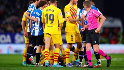 Eric Garcia - Dani Alves - Samuel Umtiti - Ronald Araújo - Clement Lenglet - Araújo, prácticamente descartado para el Nápoles - en.as.com