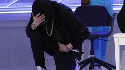 Colin Kaepernick - Eminem takes a knee during Super Bowl half-time show - abc.net.au - Usa - Australia - county Day - San Francisco