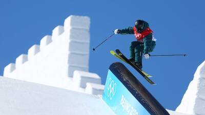 Australian skier Abi Harrigan competes with leg fracture to realise Olympic dream at Beijing Winter Olympic Games