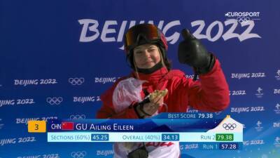 Eileen Gu - ‘Quick lunch!’ - Eileen Gu casually eats burger while awaiting freeski slopestyle score at Winter Olympics - eurosport.com - China - Beijing