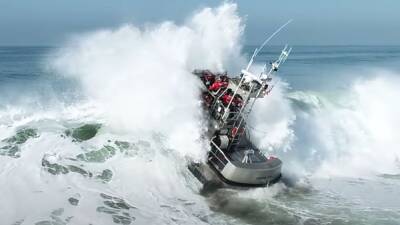 Hipnotizante vídeo de un barco cargando contra olas grandes - en.as.com - state California - county Bay