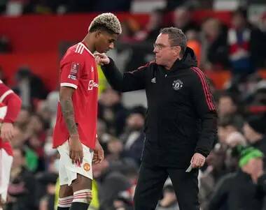 Anthony Martial - Paul Pogba - David De-Gea - Ralph Hasenhuttl - Romain Perraud - Che Adams - Man United Fans Spot Paul Pogba Asking Marcus Rashford To Defend Before Southampton Equaliser - sportbible.com - Manchester