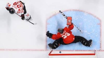 Olympic wake-up: Canada to play for women's hockey gold, Gushue cruises again