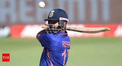 Ravi Shastri - More useful down the order, will see about opening: Rathour on Pant's batting position - timesofindia.indiatimes.com - India -  Sanjay