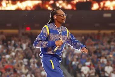 Sean Macvay - Snoop Dogg Smoked A Joint Before Going On Stage For Super Bowl Halftime Show, Footage Emerges - sportbible.com - Los Angeles - state California - county Lamar