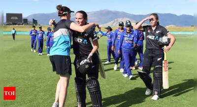 Sophie Devine - Amelia Kerr - Smriti Mandhana - 2nd ODI: Jhulan Goswami-less India suffer 3-wicket defeat to New Zealand - timesofindia.indiatimes.com - New Zealand - India - county Kerr - county Green
