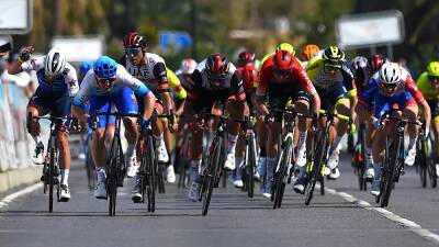 Mark Cavendish - Fernando Gaviria - Mark Cavendish fumes as Fernando Gaviria wins Stage 6 of Tour of Oman, Jan Hirt secures overall victory - eurosport.com - Italy - Argentina - Czech Republic - Uae - Oman