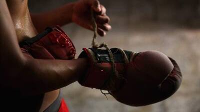 Amir Khan v Kell Brook: Brook promises 'drama' and vows to expose rival's chin - bbc.com - Britain - Manchester