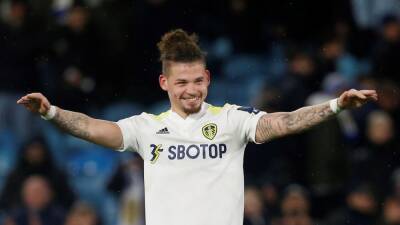 Marcelo Bielsa - David Moyes - Neville Exposes - Kalvin Phillips' new Leeds contract delay explained - givemesport.com - Manchester