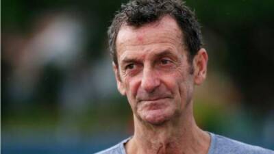 Sir Mark Todd given interim suspension by BHA after appearing to hit horse with branch - bbc.com - Britain - New Zealand - Los Angeles -  Seoul