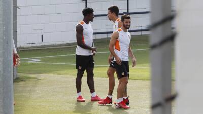 Gabriel Paulista - VALENCIA CF | Gayà y Gabriel, con el grupo a cuatro días del Barcelona - en.as.com