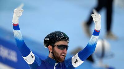 Russian Olympic speedskater apologizes for giving double middle finger after besting Team USA in semifinal