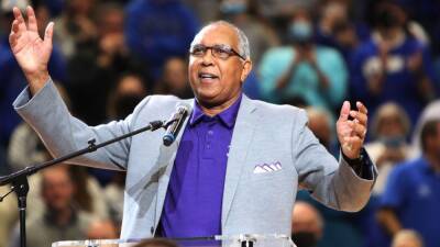 Tubby Smith steps down as High Point Panthers men's basketball coach, son G.G. Smith takes over
