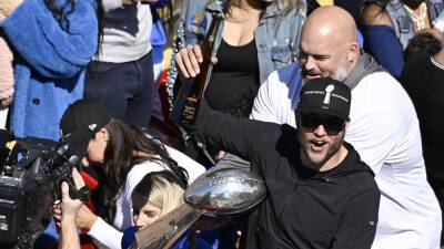Tom Brady offers advice to Matthew Stafford as Rams celebrate Super Bowl victory