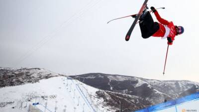 Freestyle skiing-Gu roars through halfpipe qualifiers towards three-medal goal