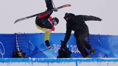 Flying Finn decks camera operator in snowboard halfpipe mishap