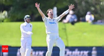 Trent Boult - Matt Henry - Richard Hadlee - New Zealand vs South Africa: Matt Henry savours 'surreal' seven-wicket haul in NZ great Richard Hadlee's presence - timesofindia.indiatimes.com - South Africa - New Zealand - India - county Henry