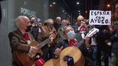 Concentración, mariachis y una corona de flores para Casado en la sede nacional del PP - en.as.com - Madrid