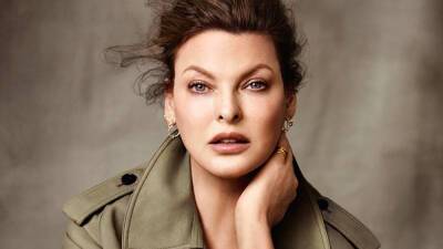 Linda Evangelista muestra su cuerpo por primera vez tras quedar “brutalmente desfigurada”