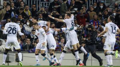 Barca help by Napoli to leave tie on knife edge